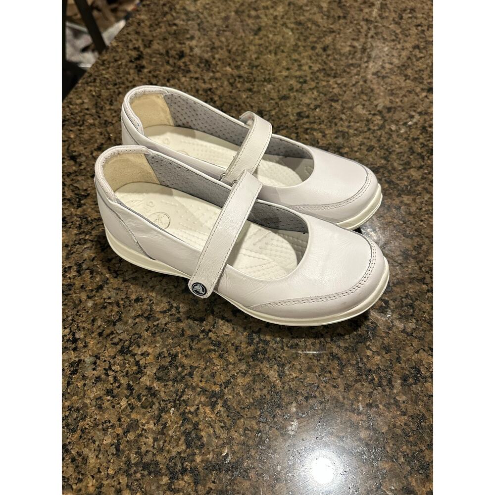 Crocs women’s size 6 white Mary Janes comfort shoes - Picture 2 of 9